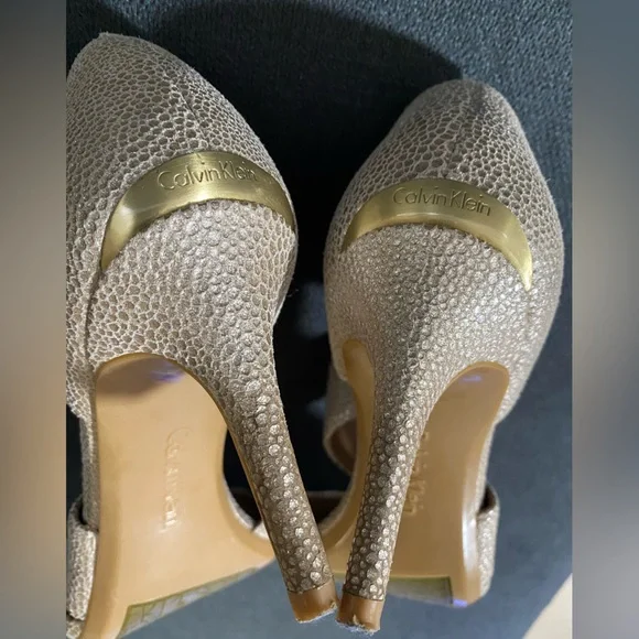Calvin Klein Gella Pump - Picture 14 of 16